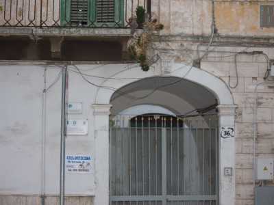 Per scrutare i sotterranei ci rivolgiamo a Ferdinando, triggianese che gestisce una ciclofficina proprio nel cortile del palazzo